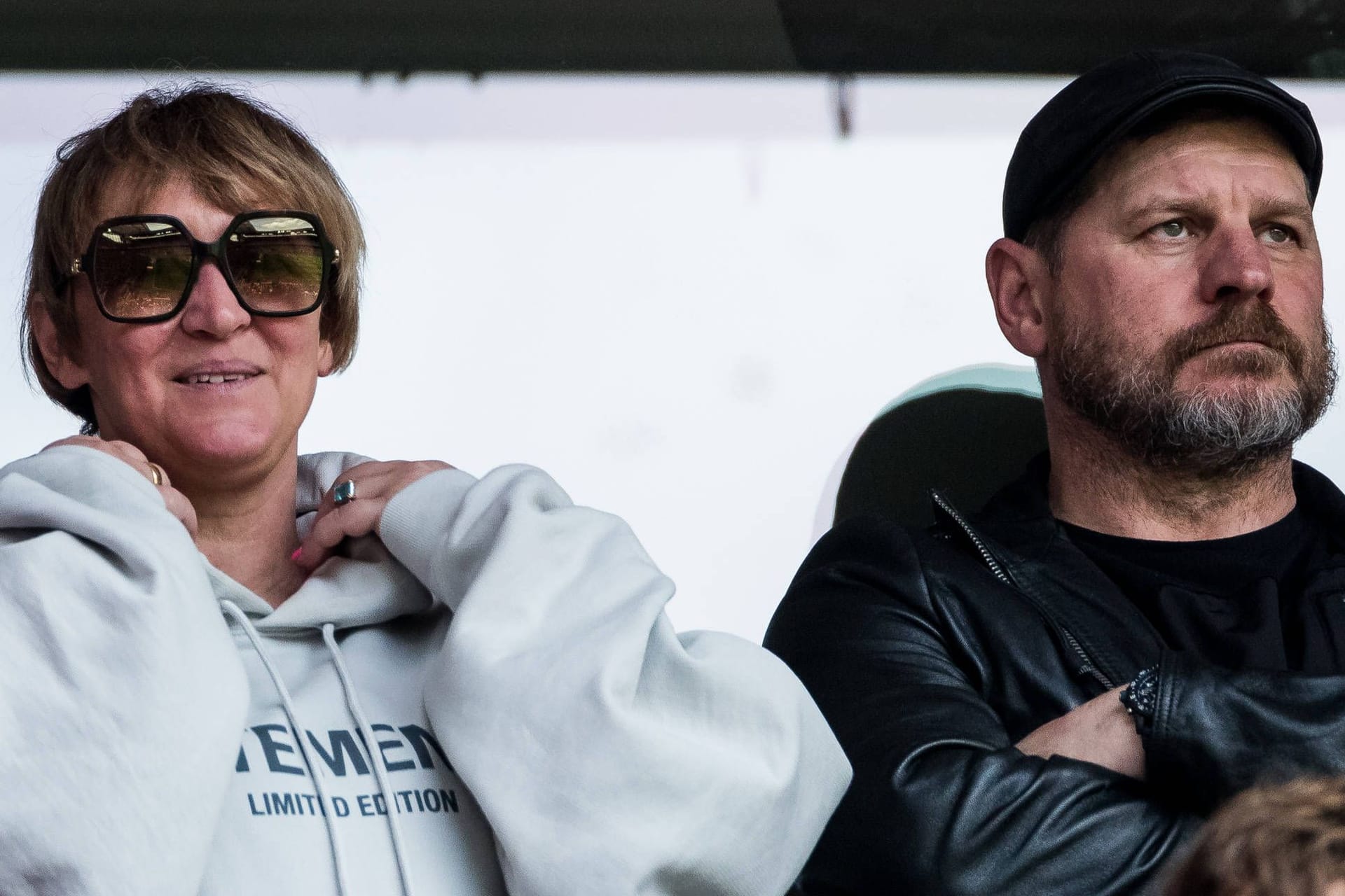 Katja Baumgart (l.) und ihr Mann Steffen: Die Frau des Köln-Trainers ist Fan des FC Bayern.