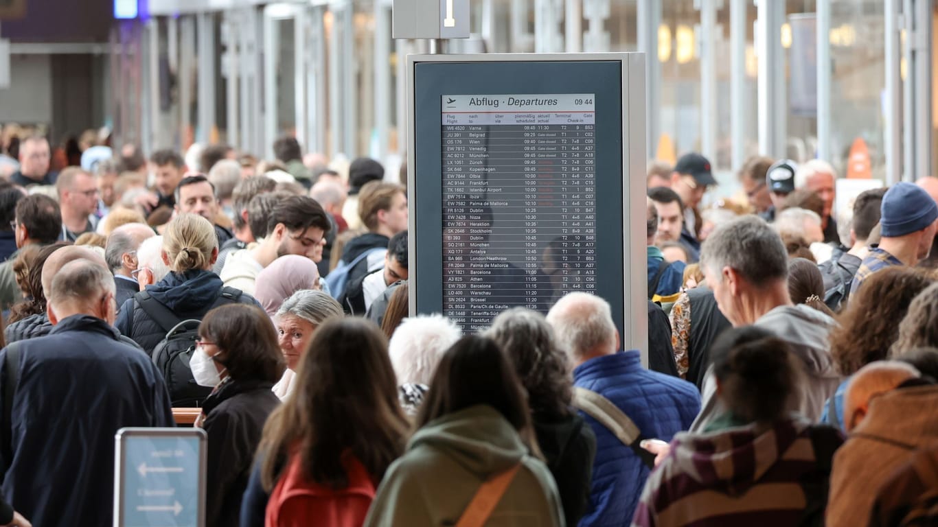Reisende warten vor der Sicherheitskontrolle am Flughafen Hamburg auf die Abfertigung: Die Wartezeit betrug am Mittwochmorgen teilweise 45 Minuten.