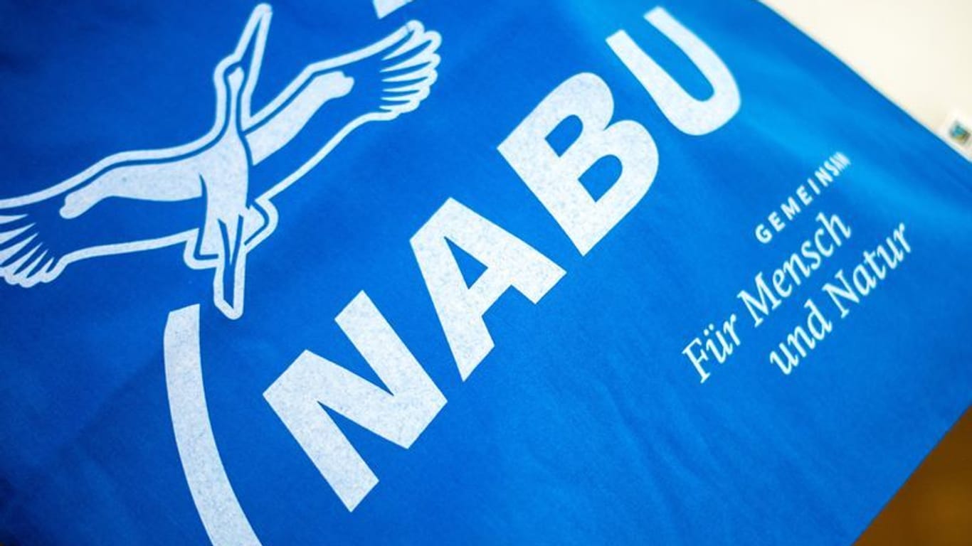 Eine Stofftasche mit dem Logo des Naturschutzbundes in Deutschland (Nabu): Die Anlage sei in einem schlechten Zustand, dort dürften keine Tiere leben, so der zuständige Landkreis.