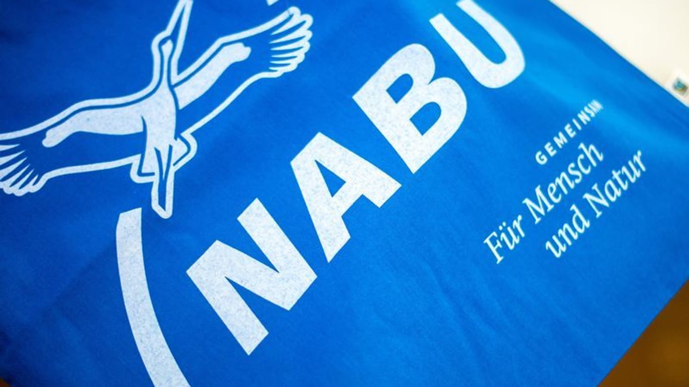 Eine Stofftasche mit dem Logo des Naturschutzbundes in Deutschland (Nabu): Die Anlage sei in einem schlechten Zustand, dort dürften keine Tiere leben, so der zuständige Landkreis.