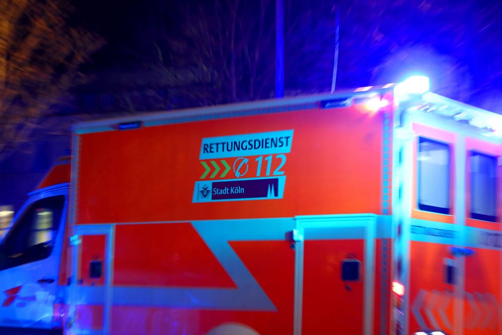 Krankenwagen in Köln: Dort sind am späten Dienstagabend zwei Jugendliche verletzt worden.