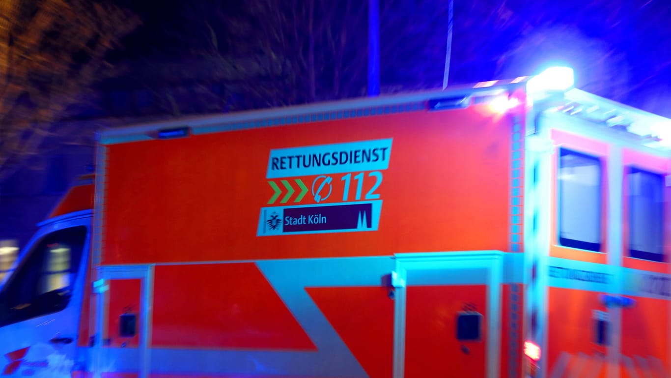 Krankenwagen in Köln: Dort sind am späten Dienstagabend zwei Jugendliche verletzt worden.