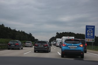Verkehr auf der Autobahn: In Norddeutschland müssen Autofahrer in den kommenden Tagen Sperrungen auf der A1 hinnehmen.