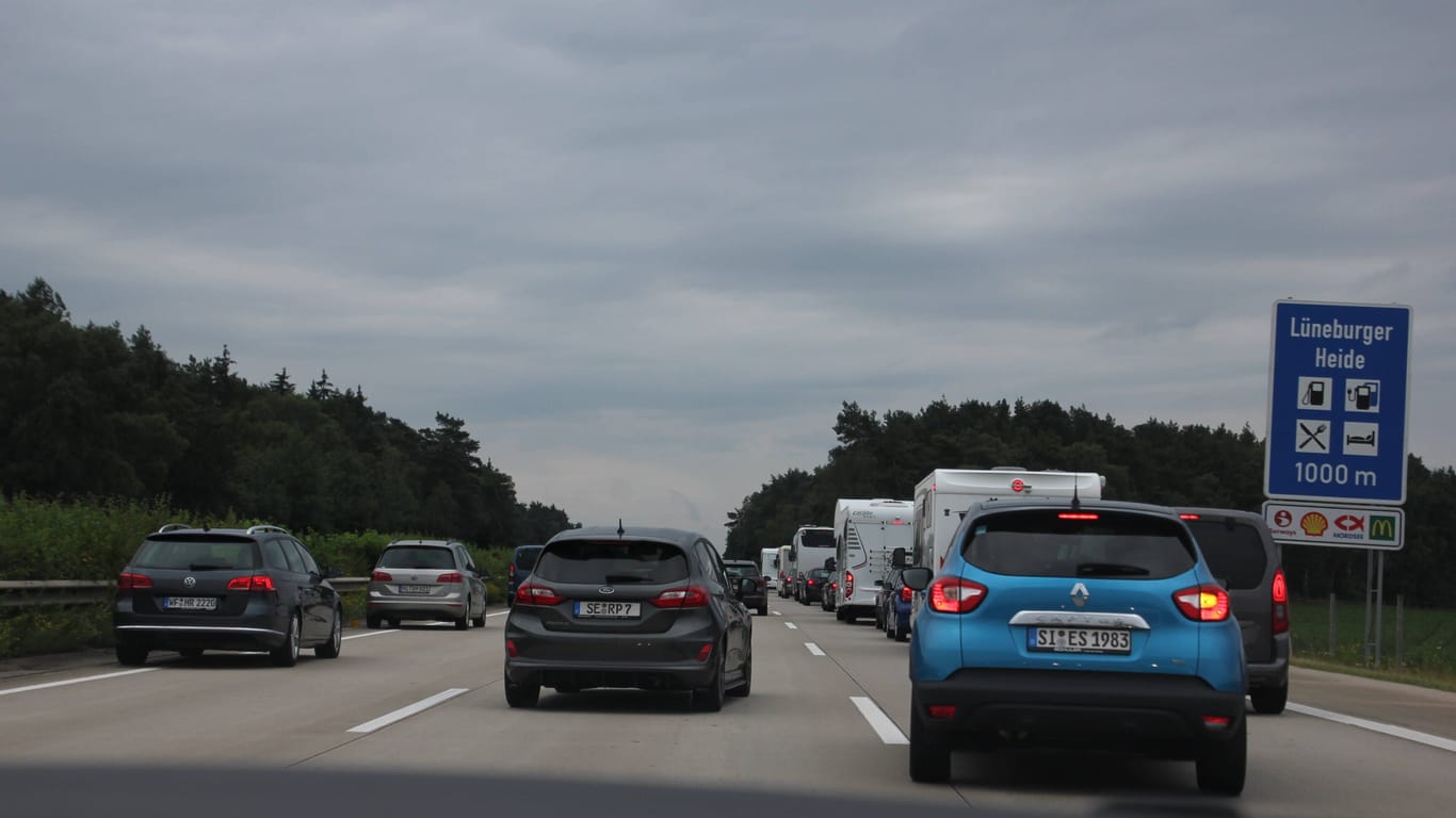 Verkehr auf der Autobahn: In Norddeutschland müssen Autofahrer in den kommenden Tagen Sperrungen auf der A1 hinnehmen.