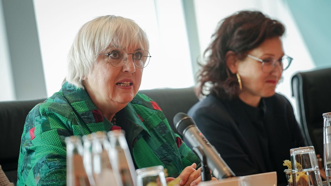 Claudia Roth (links) und Ferda Ataman: Sie betonen die Anfälligkeit für Machtmissbrauch in der Kultur- und Medienbranche.