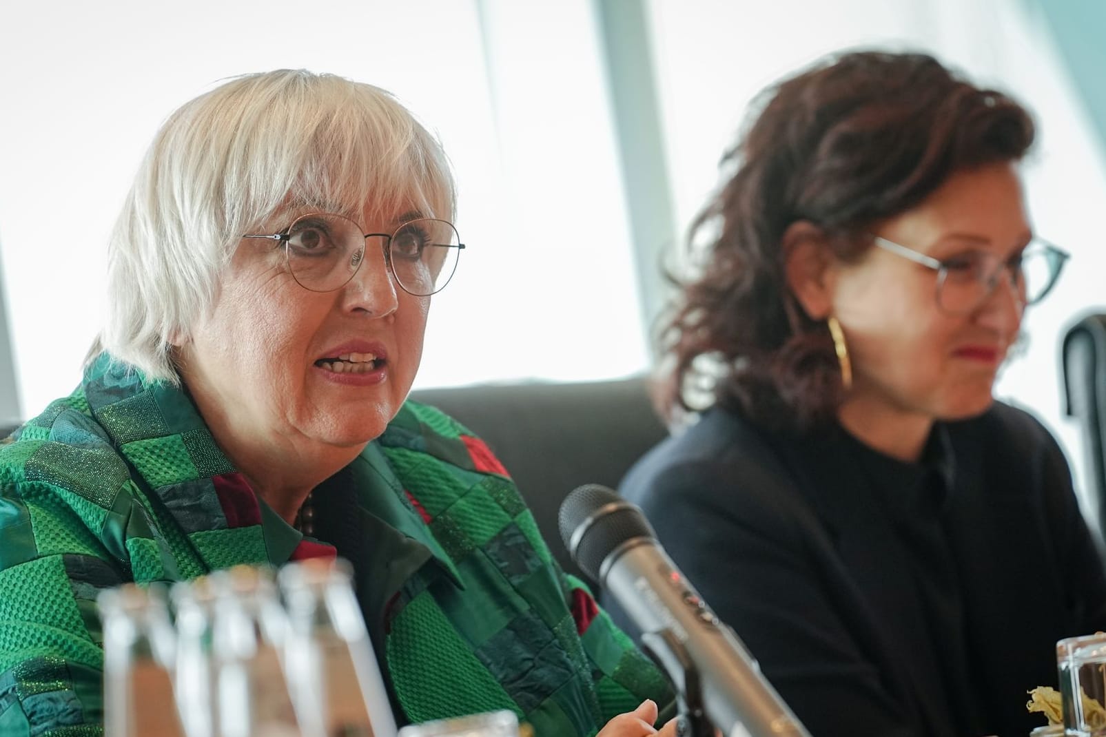 Claudia Roth (links) und Ferda Ataman: Sie betonen die Anfälligkeit für Machtmissbrauch in der Kultur- und Medienbranche.