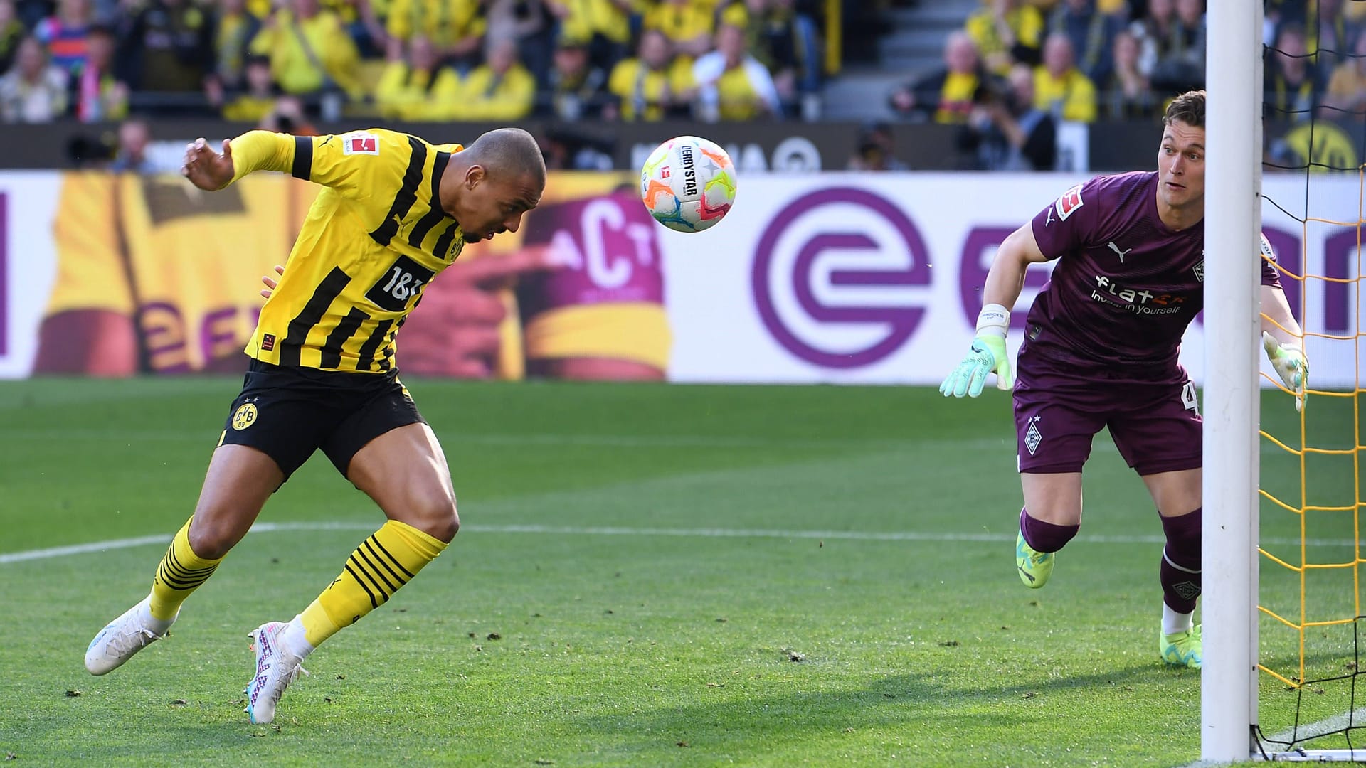 Donyell Malen trifft per Kopf.