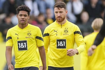Julien Duranville (l.) und Salih Özcan: Dortmund kann an den Bayern vorbeiziehen.