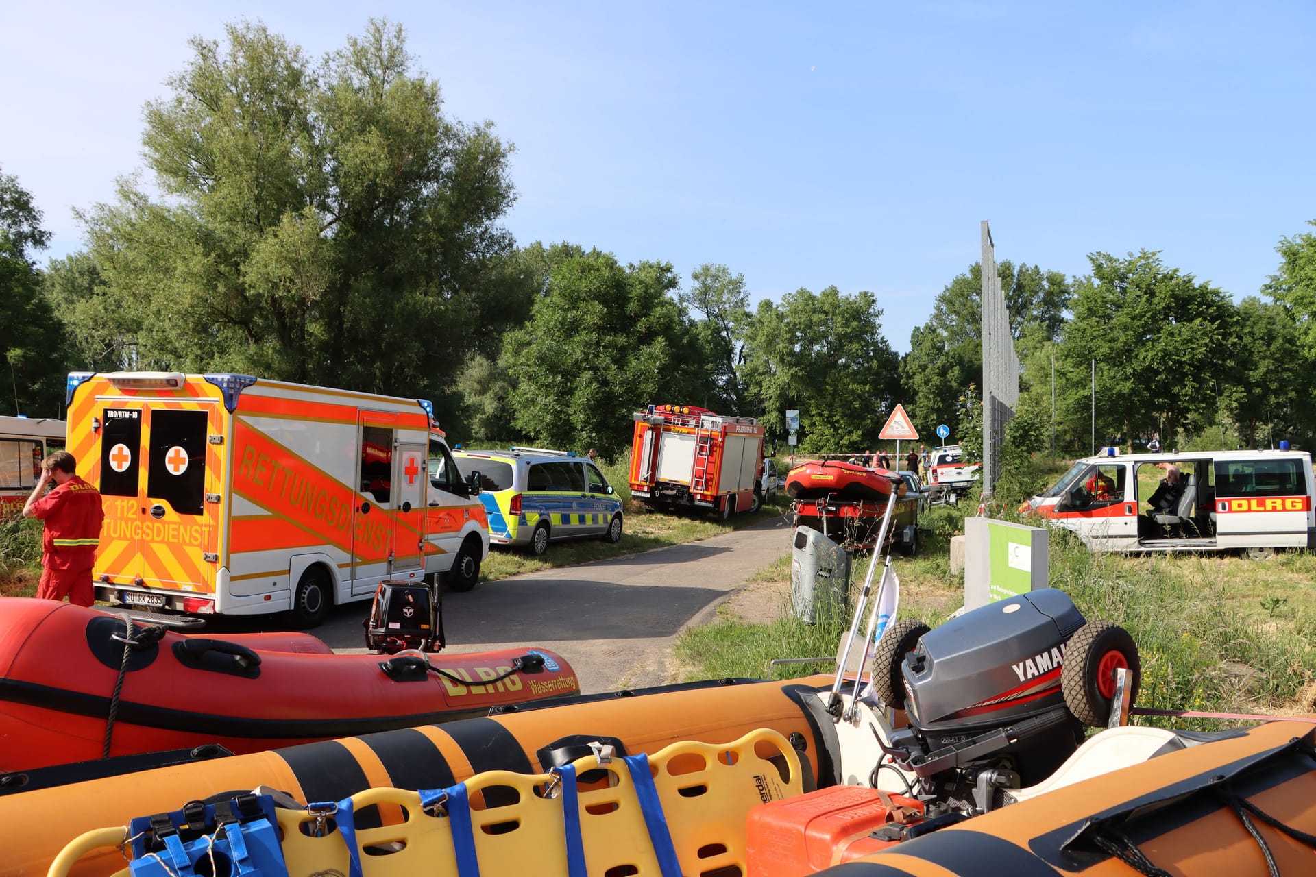 Großeinsatz am Herseler Werth in Bornheim: Rund 170 bis 180 Rettungskräfte suchten nach dem untergegangenen Vater und seinem Kind.