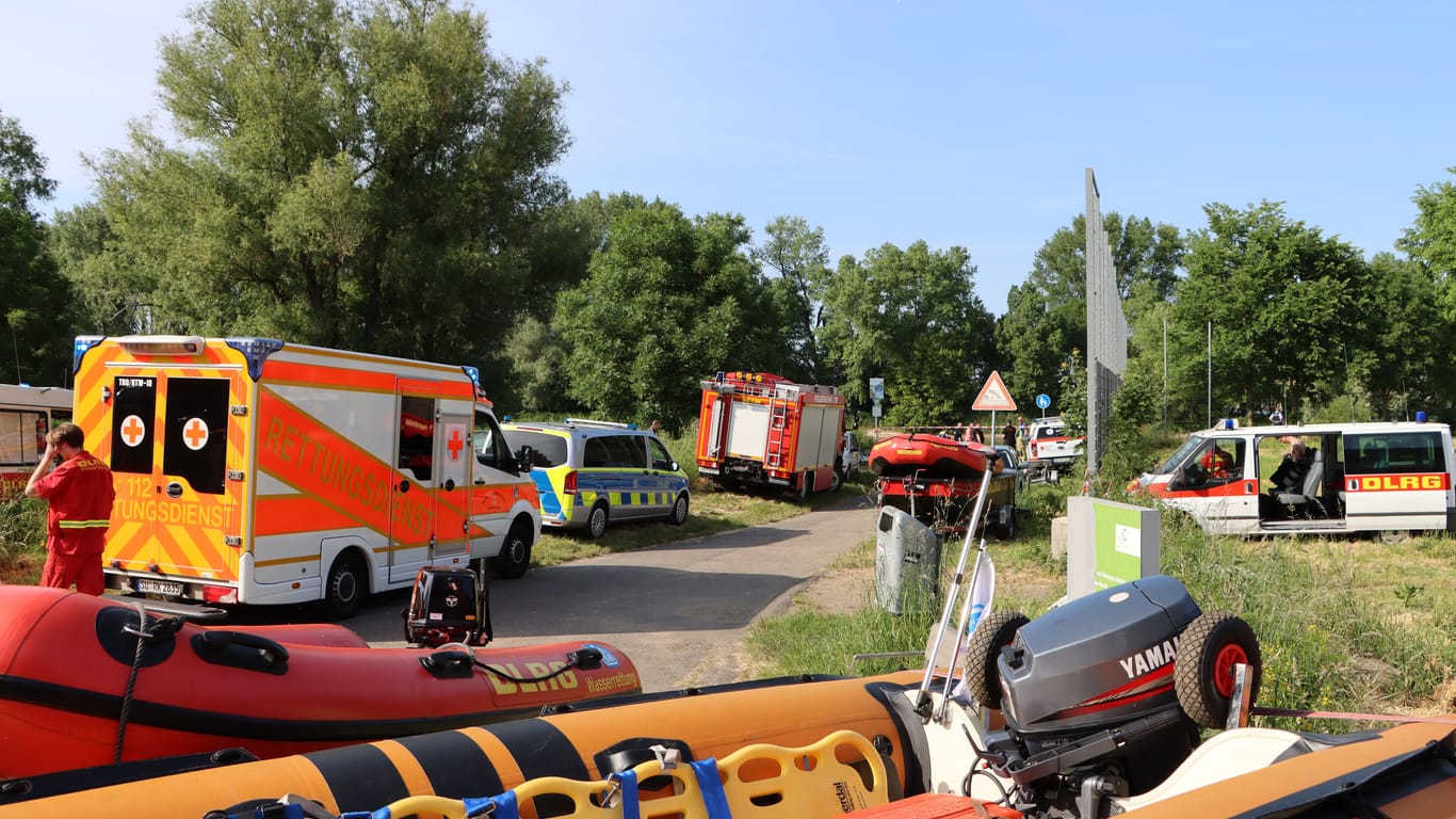 Großeinsatz am Herseler Werth in Bornheim: Rund 170 bis 180 Rettungskräfte suchten nach dem untergegangenen Vater und seinem Kind.