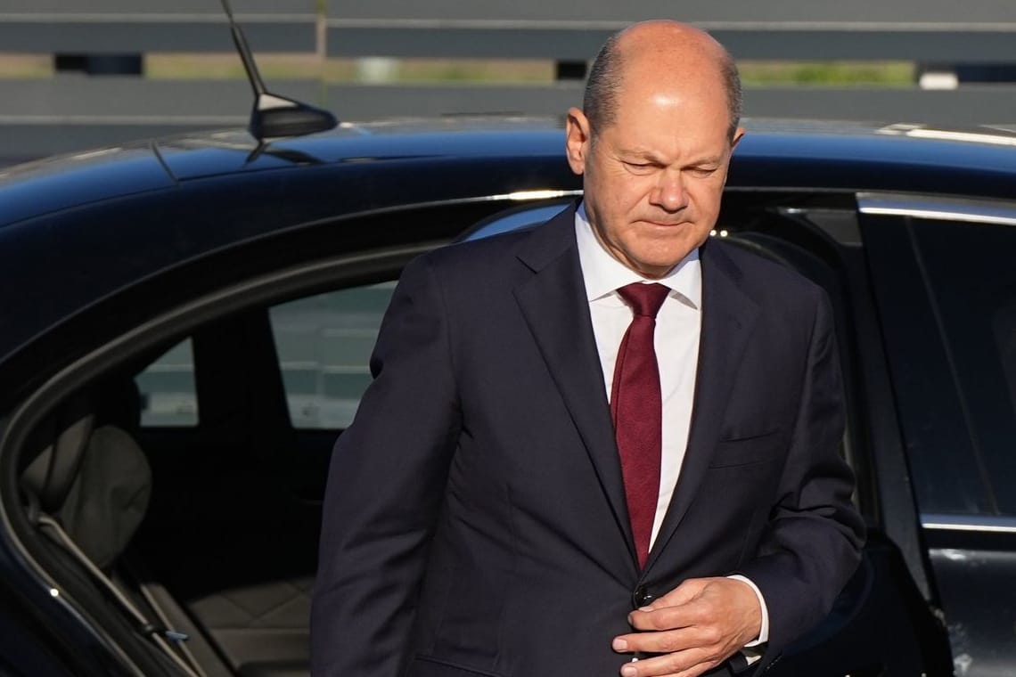 Olaf Scholz vor dem Einstieg in den Regierungsflieger (Archivbild): Ein Mann schloss sich unbemerkt dem Autokonvoi an.
