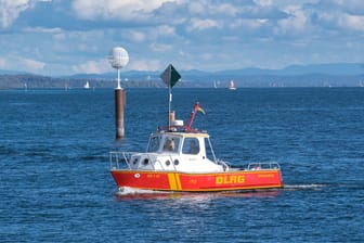 Ein DLRG-Boot auf dem Bodensee (Symbolbild): Trotz Rettungsmaßnahmen kam für die Seniorin jede Hilfe zu spät.