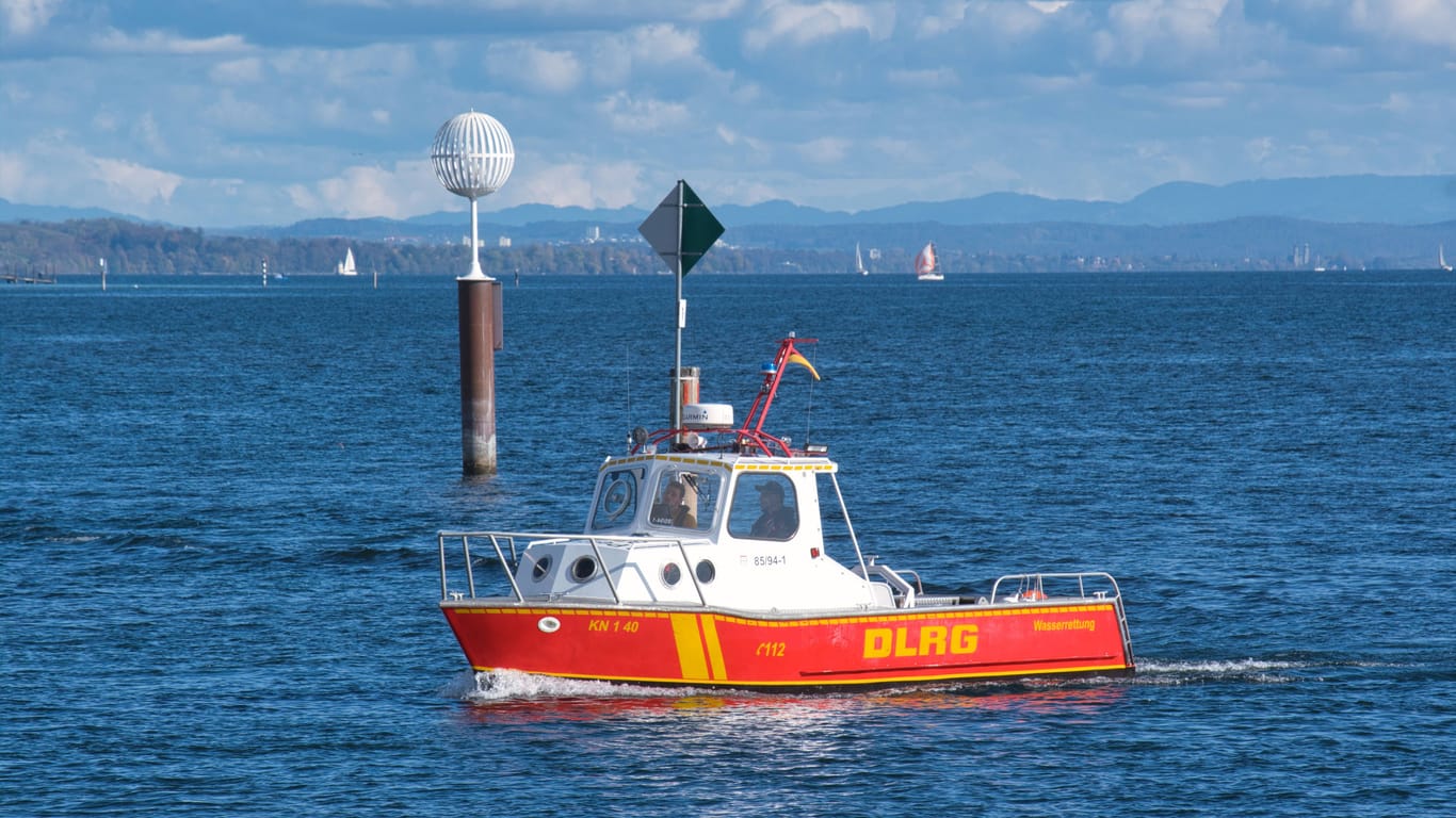 Ein DLRG-Boot auf dem Bodensee (Symbolbild): Trotz Rettungsmaßnahmen kam für die Seniorin jede Hilfe zu spät.