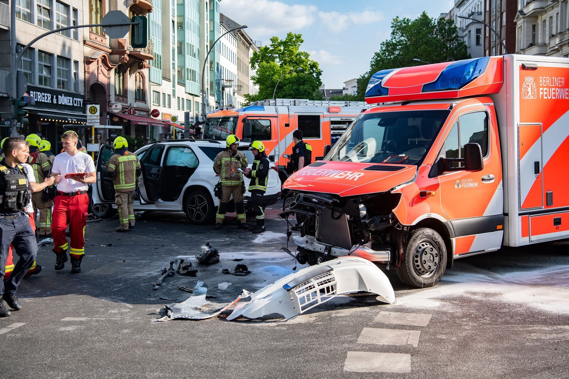 Ein zerstörter Rettungswagen der Feuerwehr und ein Pkw stehen an der Potsdamer Straße/Bülowstraße: Bei dem Unfall wurden vier Menschen verletzt.