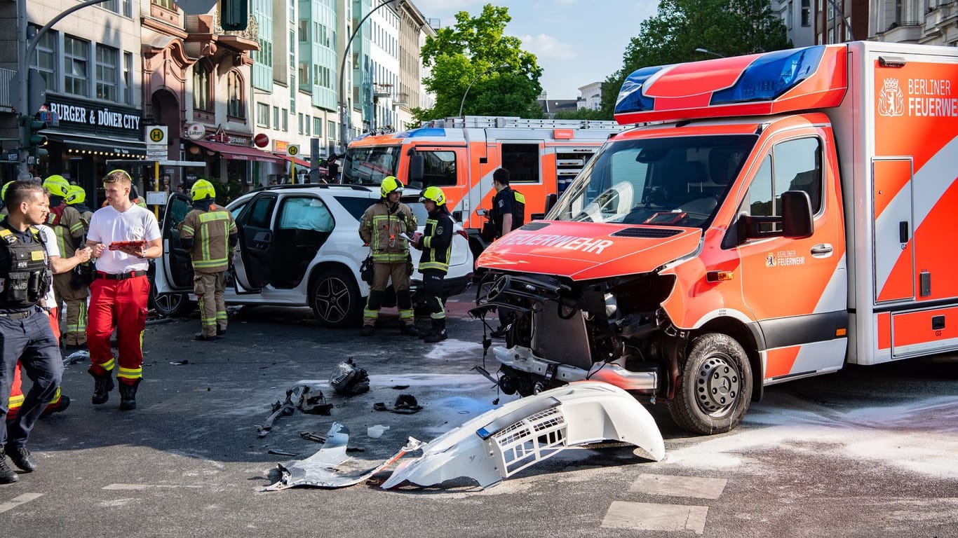 Ein zerstörter Rettungswagen der Feuerwehr und ein Pkw stehen an der Potsdamer Straße/Bülowstraße: Bei dem Unfall wurden vier Menschen verletzt.