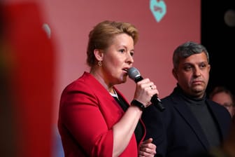 Franziska Giffey (l.) und Raed Saleh (r.): Die Jusos fordern Konsequenzen nach dem Wahldebakel in Berlin.