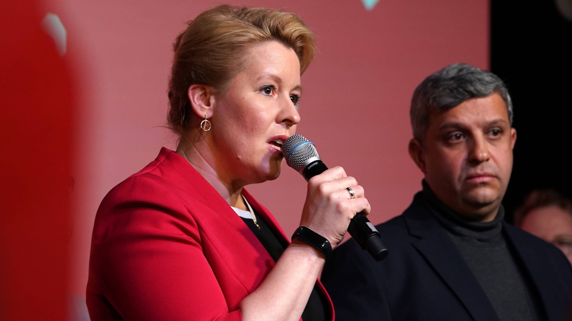 Franziska Giffey (l.) und Raed Saleh (r.): Die Jusos fordern Konsequenzen nach dem Wahldebakel in Berlin. Franziska Giffey (l.) und Raed Saleh (r.): Die Jusos fordern Konsequenzen nach dem Wahldebakel in Berlin.