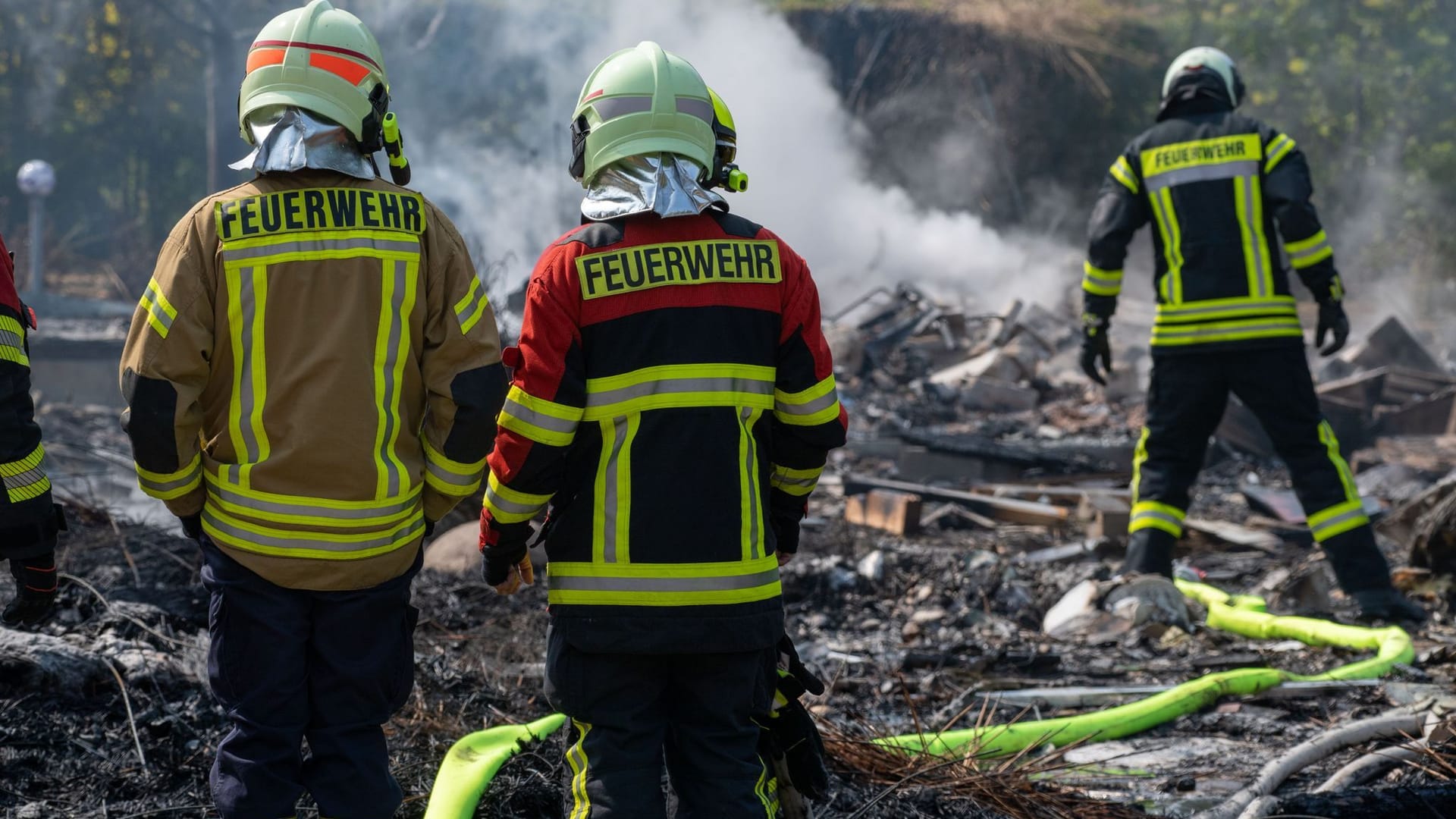 Überall Schutt und Asche: Die Feuerwehr war im Großeinsatz.