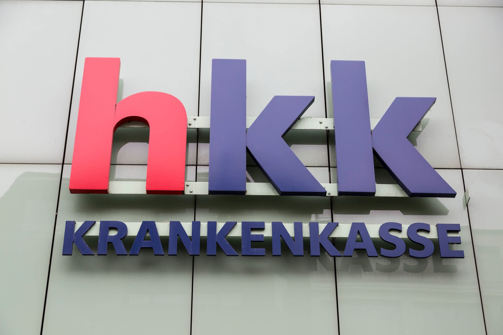 Logo der HKK in Bremen (Archivfoto): Kundenportale der Krankenkasse sind zurzeit nicht erreichbar.