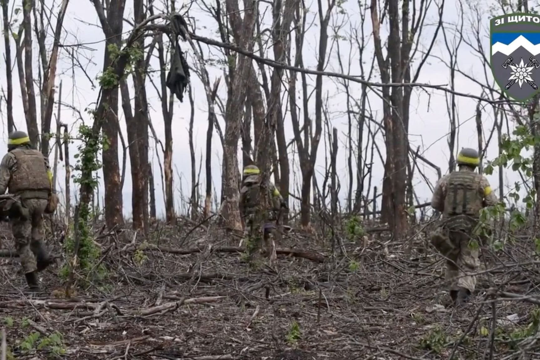 Ukrainische Soldaten greifen nahe Bachmut an.