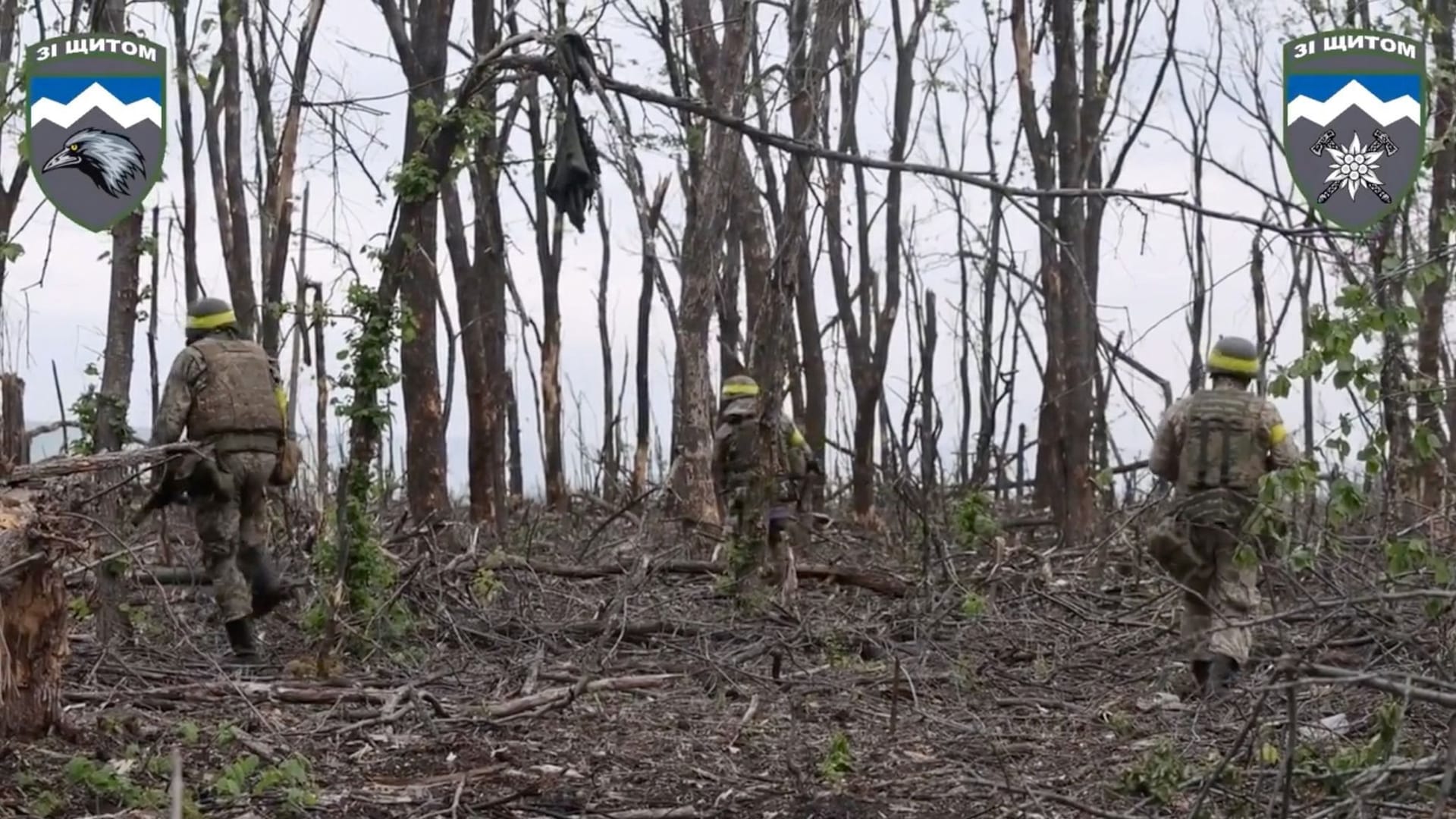 Ukrainische Soldaten greifen nahe Bachmut an.