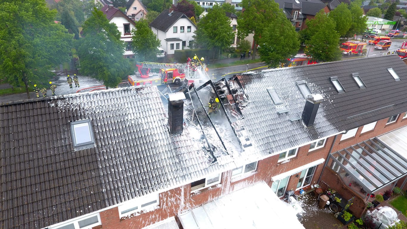 Feuerwehr-Einsatz in Pinneberg: Zwei Menschen mussten ärztlich untersucht werden.