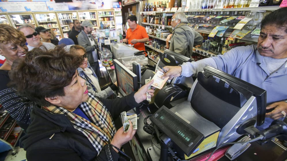 Menschen in Kalifornien kaufen Lottotickets (Symbolbild): Eine Frau hat mit ihrem Rubbellos den Jackpot geknackt.