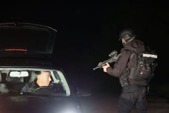 Sicherheitskräfte suchen nach dem Schützen: Mindestens acht Menschen in Serbien sind ums Leben gekommen.