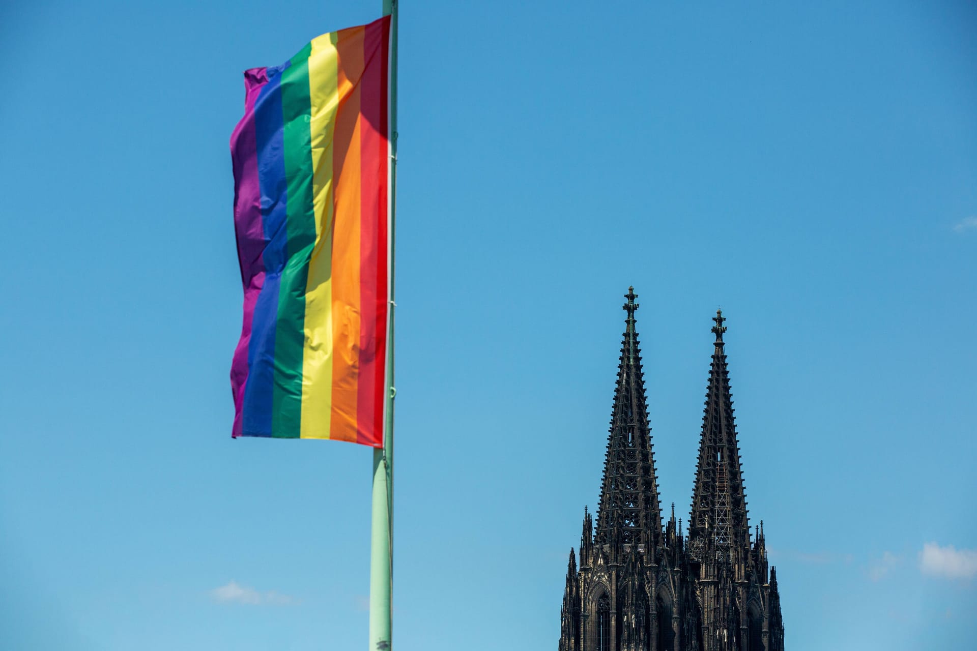 Regenbogenfahne mit Kölner Dom: Am 9. Juli ist in Köln Christopher Street Day.