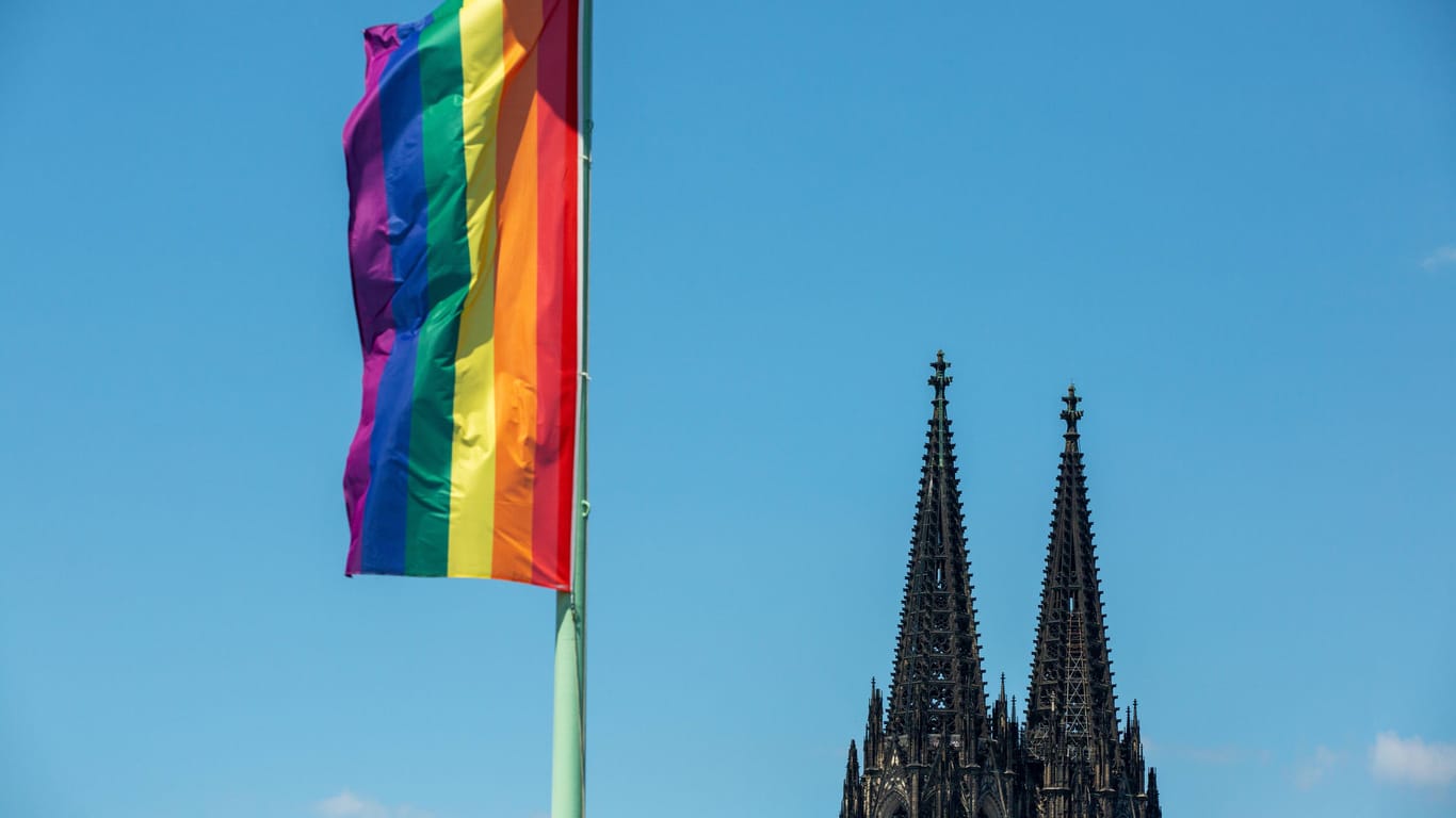 Regenbogenfahne mit Kölner Dom: Am 9. Juli ist in Köln Christopher Street Day.
