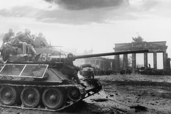 Ende des Zweiten Weltkriegs: Sowjetische Soldaten vor dem Brandenburger Tor Anfang Mai 1945