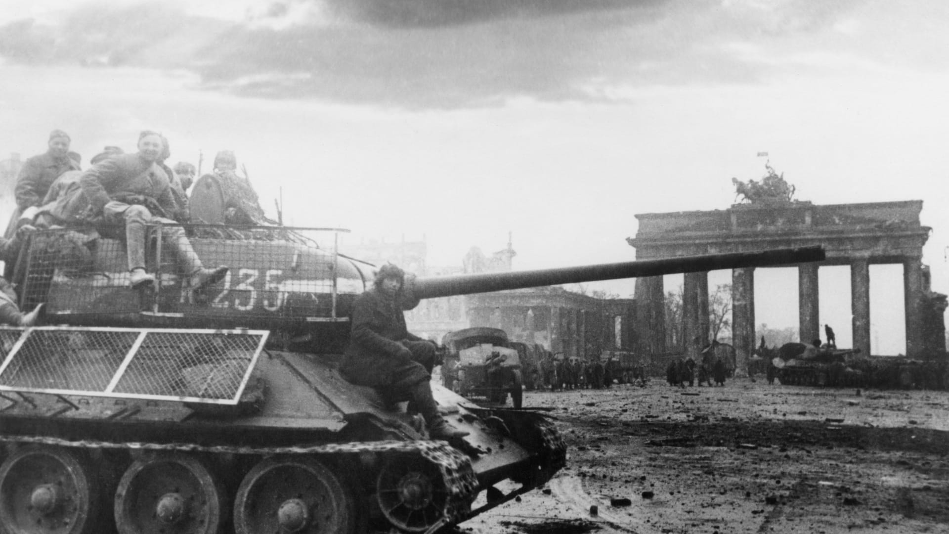Ende des Zweiten Weltkriegs: Sowjetische Soldaten vor dem Brandenburger Tor Anfang Mai 1945