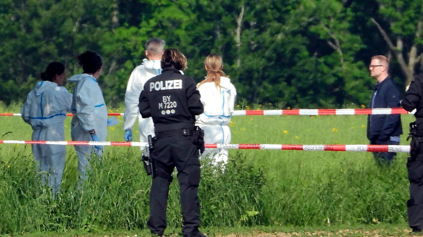 Die Polizei hat den Fundort abgesperrt, die Spurensicherung ist vor Ort: Eine junge Frau wurde auf einem Feldweg vor den Toren Sauerlachs tot aufgefunden.