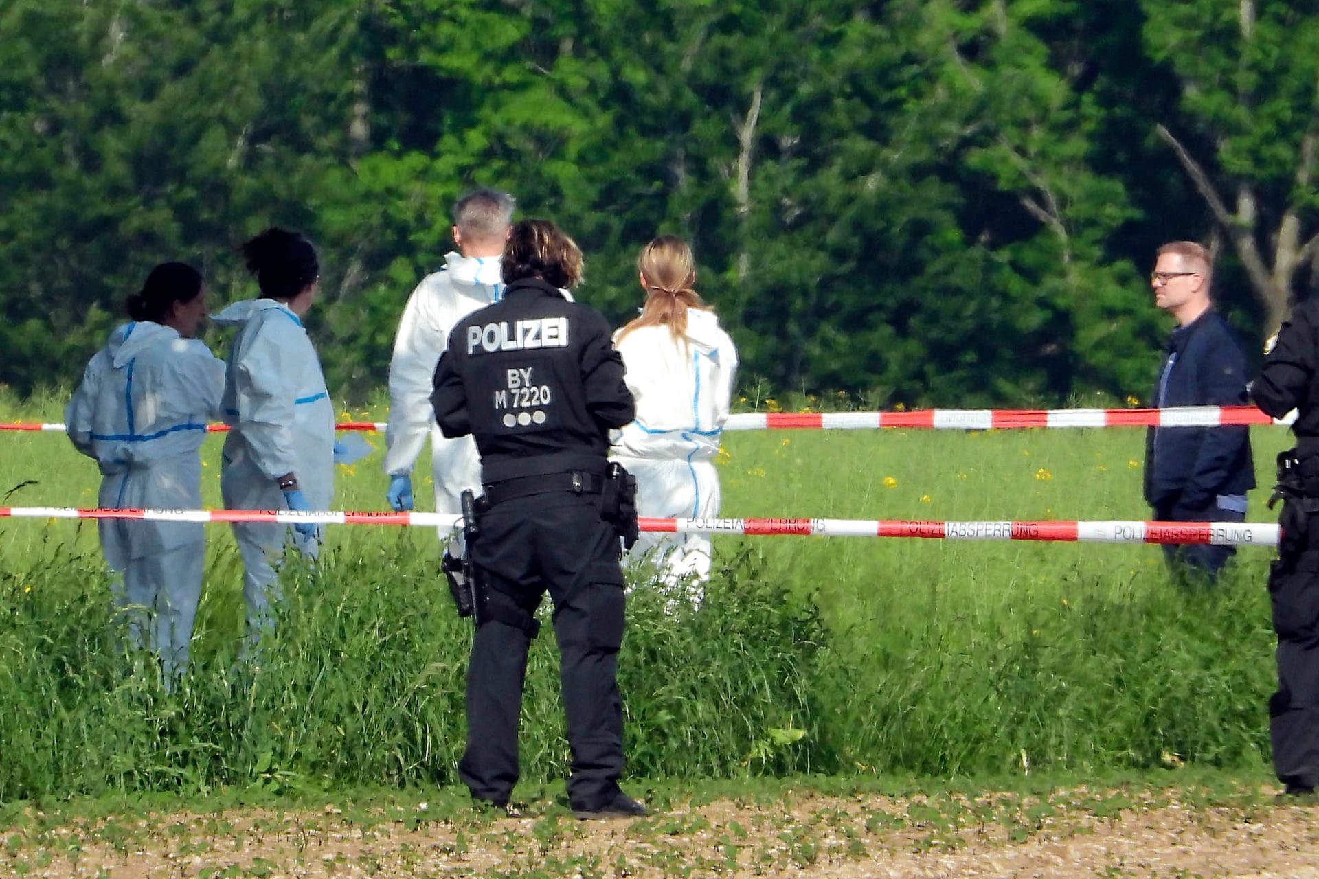 Die Polizei hat den Fundort abgesperrt, die Spurensicherung ist vor Ort: Eine junge Frau wurde auf einem Feldweg vor den Toren Sauerlachs tot aufgefunden.