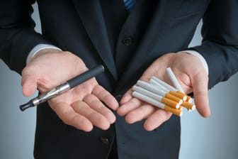 E-Zigaretten eignen sich, um vom Nikotin loszukommen. Das Ziel sollte aber immer der komplette Rauchstopp sein,