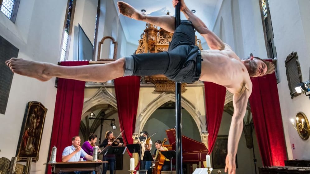 Der französische Pole-Dancer Vincent Grobelny übt seinen Auftritt in der Kirche von Saint-Guillaume.