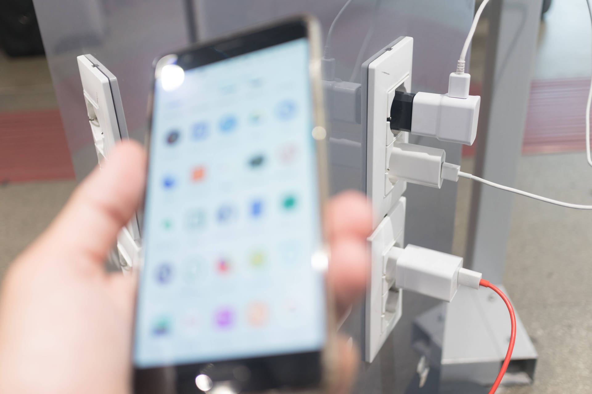 Smartphone laden: Nicht alle öffentlichen Ladestationen sind sicher.