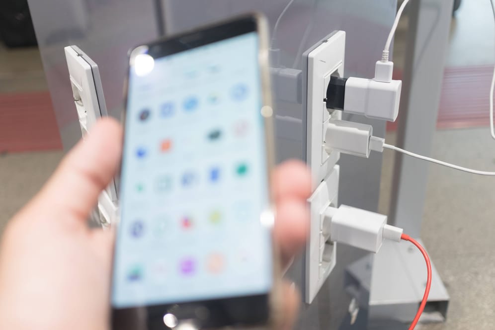 Smartphone laden: Nicht alle öffentlichen Ladestationen sind sicher.
