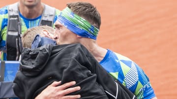 Nach den 42,2 Kilometern flüsterte Sinfield seinem von Muskellähmungen gezeichneten Freund etwas ins Ohr und gab ihm einen Kuss auf die Wange.