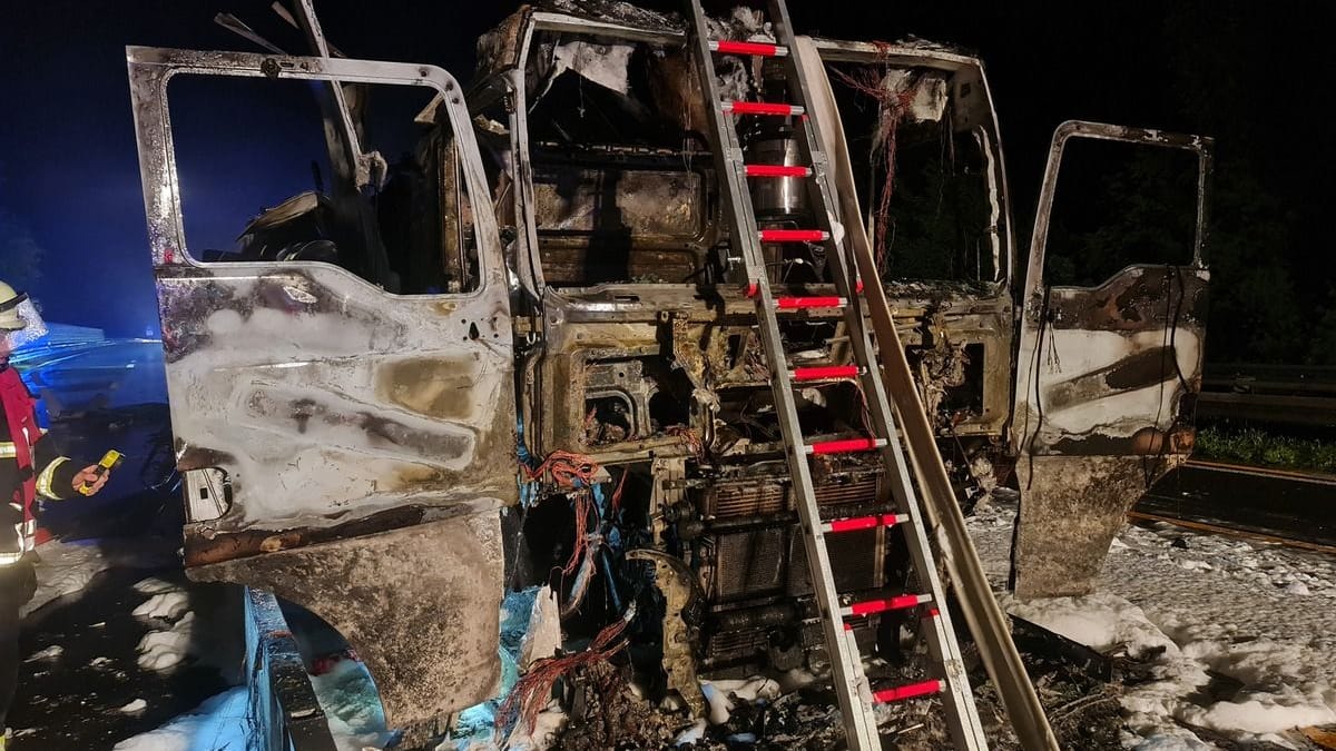 Der ausgebrannte Sattelschlepper: Die Polizei vermutet einen technischen Defekt. Der ausgebrannte Sattelschlepper: Die Polizei vermutet einen technischen Defekt.