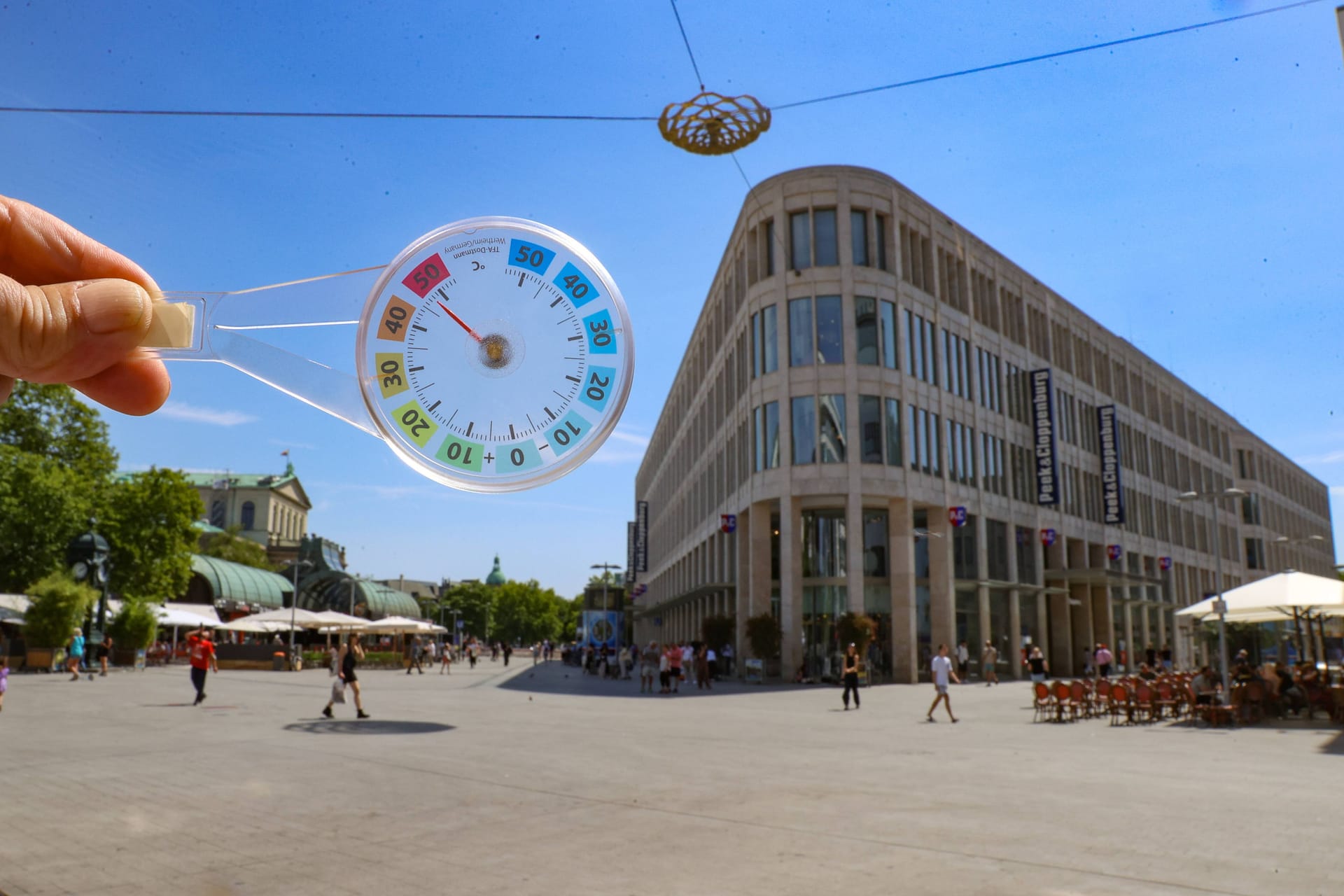 46 Grad in der Sonne am menschenleerem Kröpcke (Archivbild): Auch zukünftig werden Extrem-Wetterereignisse zunehmen.