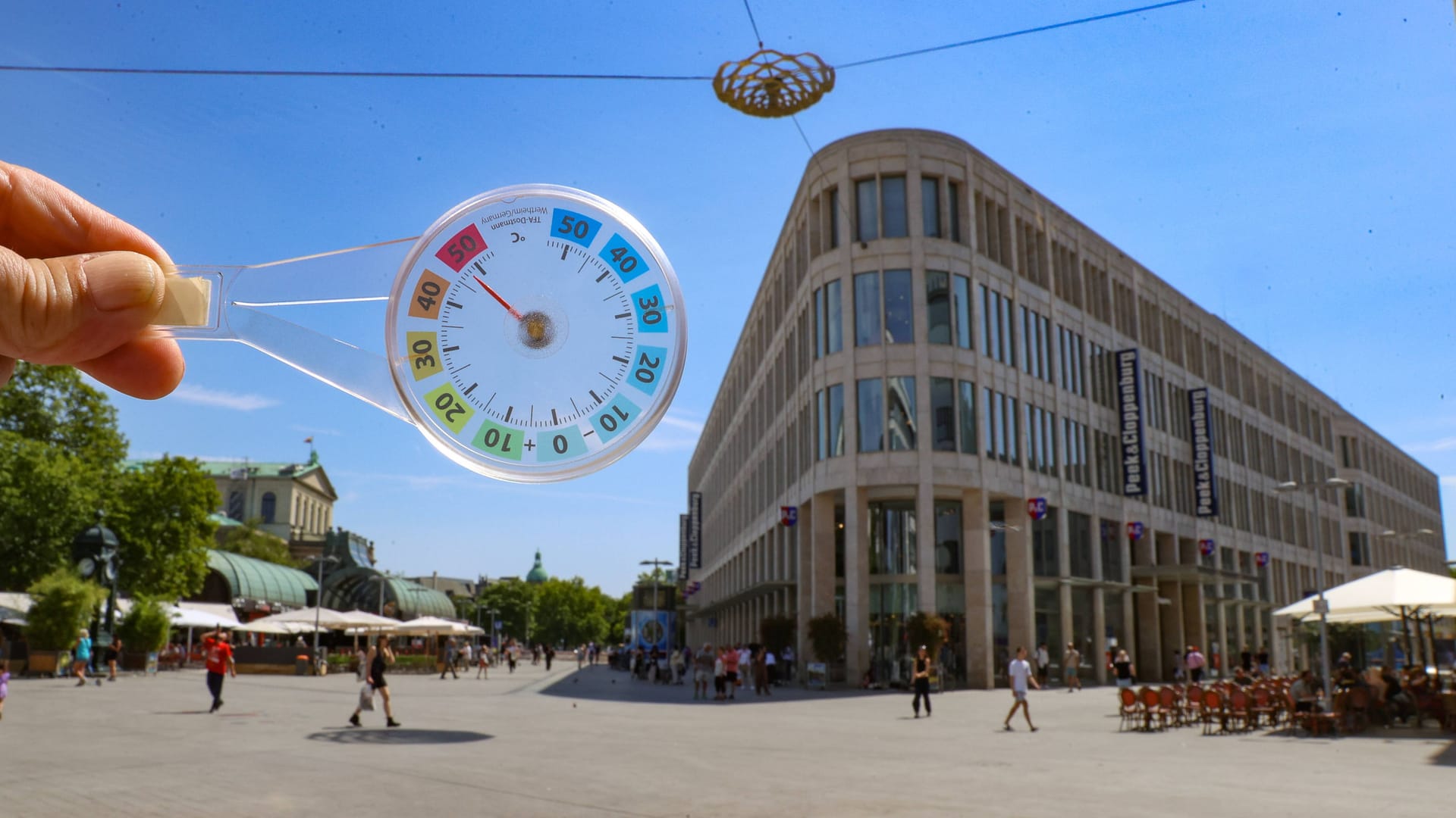 46 Grad in der Sonne am menschenleerem Kröpcke (Archivbild): Auch zukünftig werden Extrem-Wetterereignisse zunehmen.