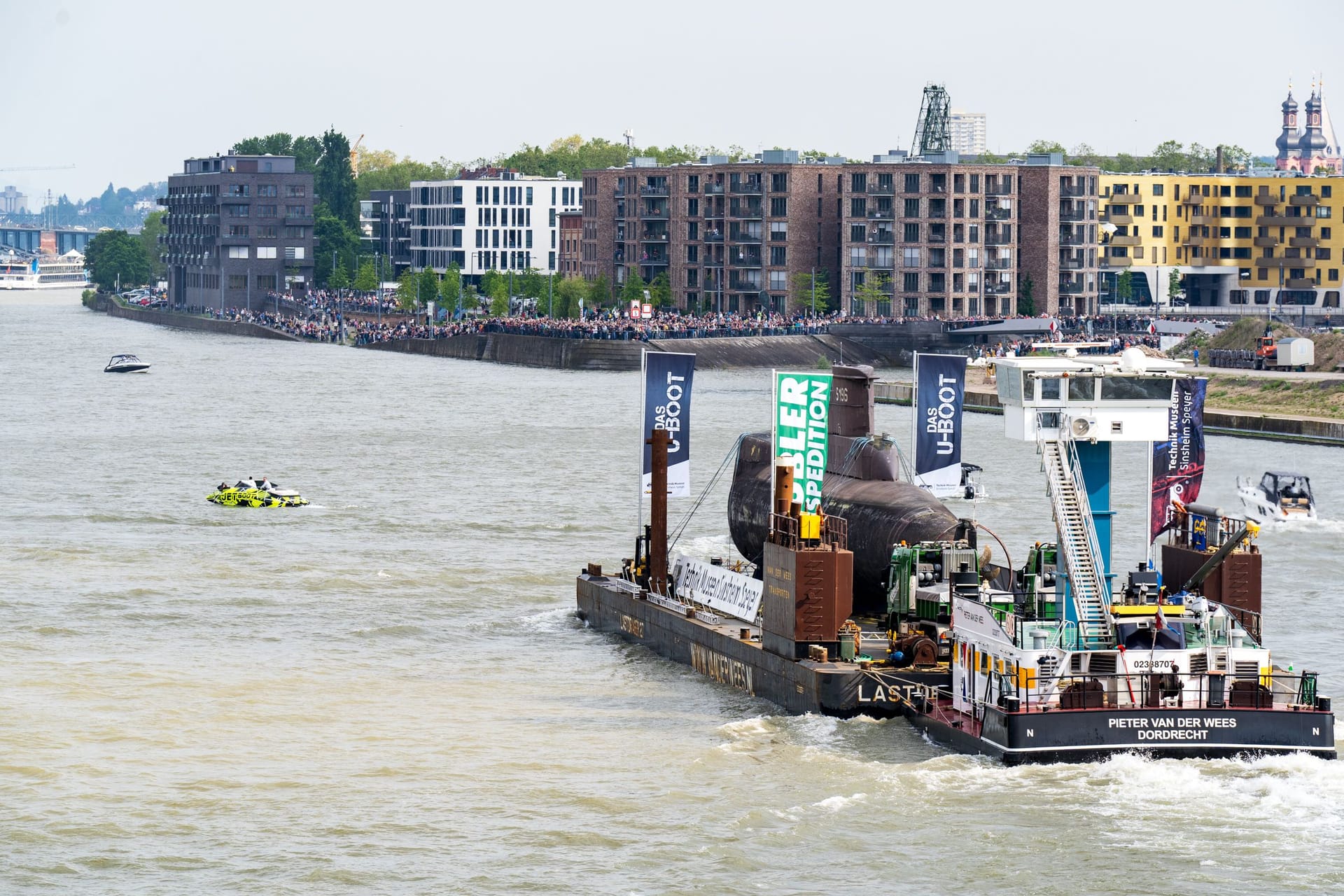 Das U-Boot ist auf dem Weg von Kiel nach Speyer. Dort soll es im Technik Museum ausgestellt werden.