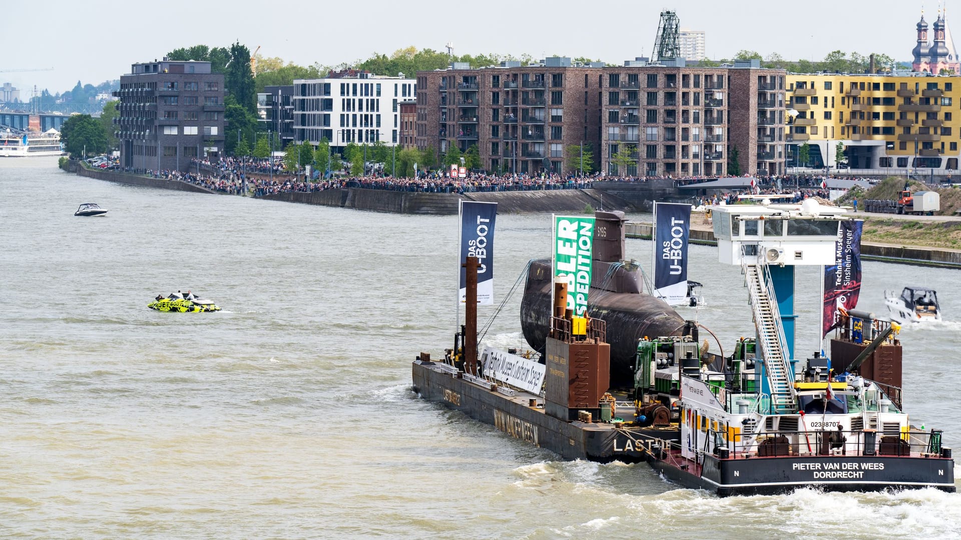 Das U-Boot ist auf dem Weg von Kiel nach Speyer. Dort soll es im Technik Museum ausgestellt werden.