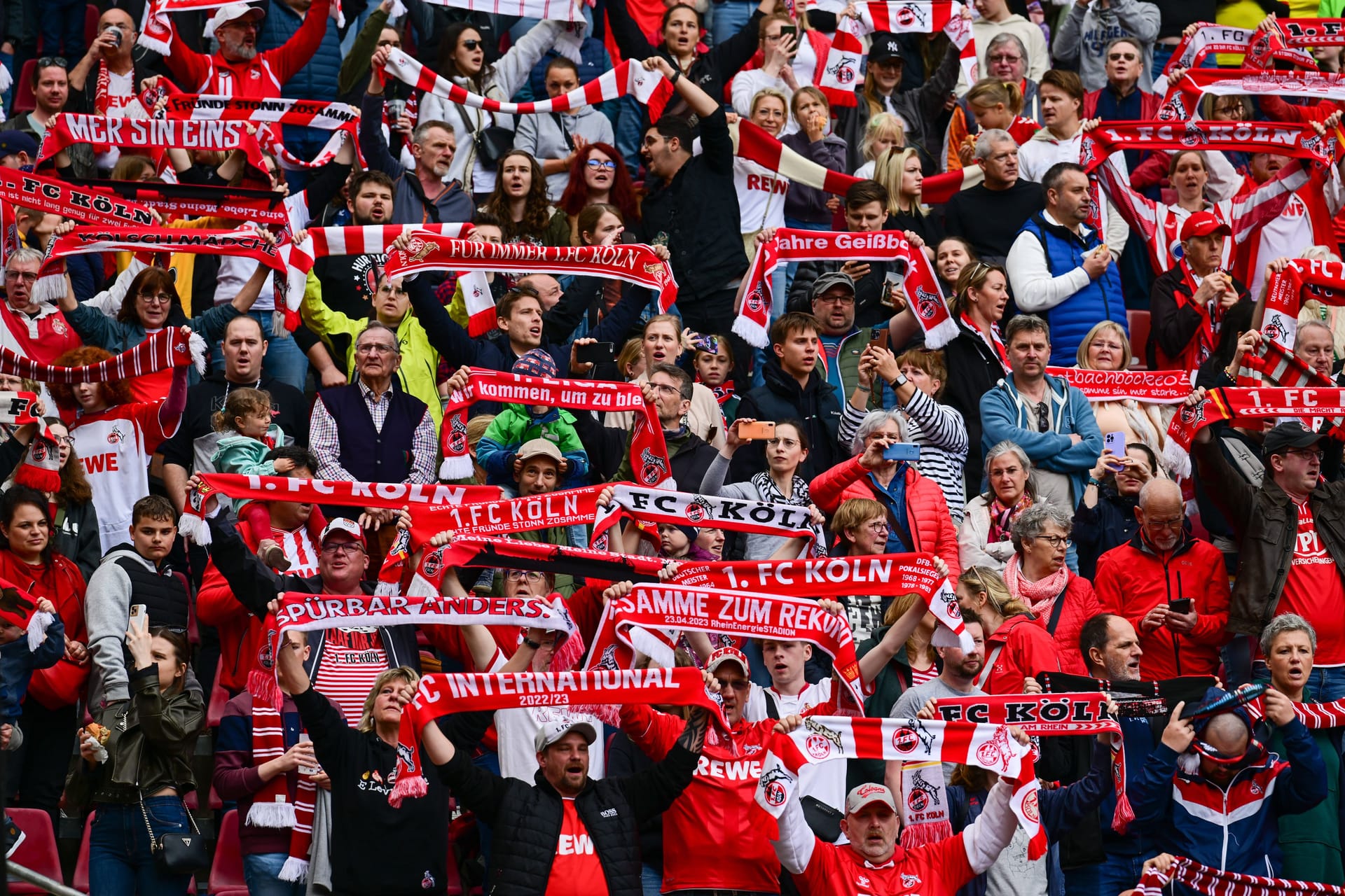 Kölner Rhein-Energie-Stadium: Fans des 1. FC Köln halten Fan-Schals in die Luft.