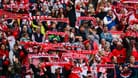 Kölner Rhein-Energie-Stadium: Fans des 1. FC Köln halten Fan-Schals in die Luft.