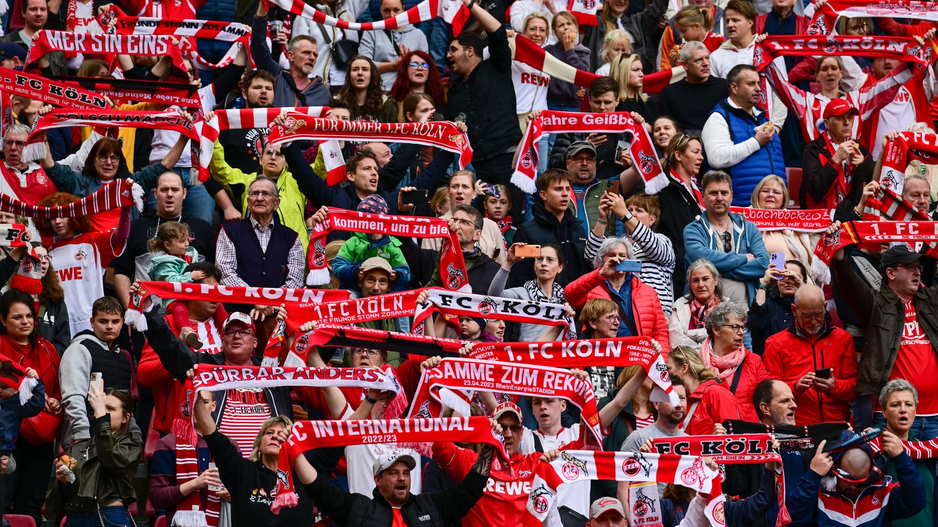 Kölner Rhein-Energie-Stadium: Fans des 1. FC Köln halten Fan-Schals in die Luft.