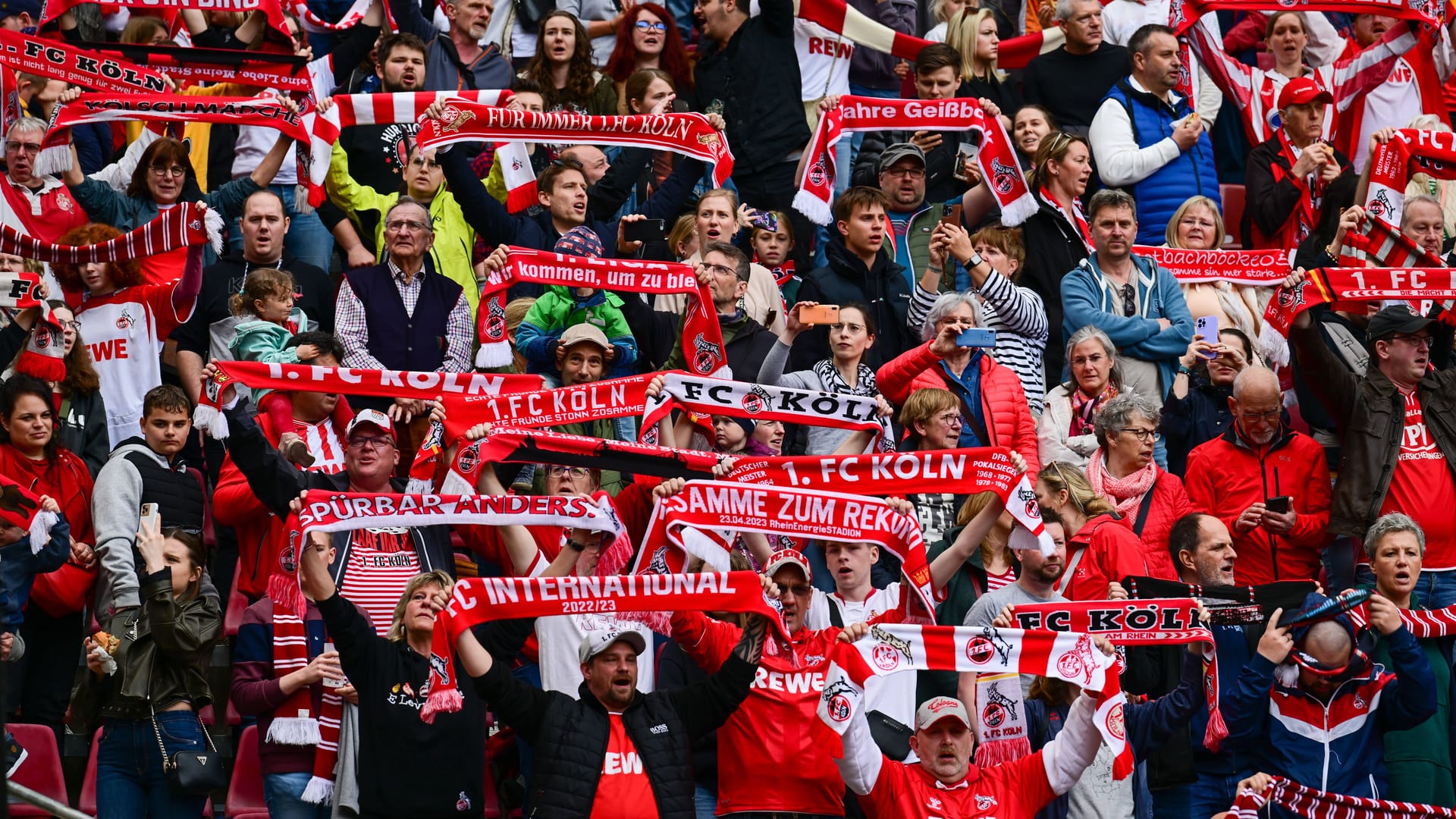 Kölner Rhein-Energie-Stadium: Fans des 1. FC Köln halten Fan-Schals in die Luft.