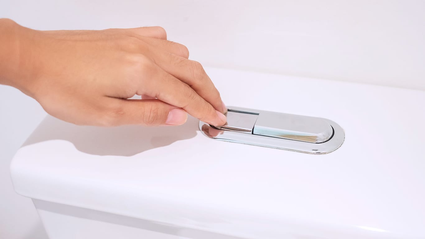 Die kleine Spültaste können Sie nutzen, um Wasser beim Spülen zu sparen.