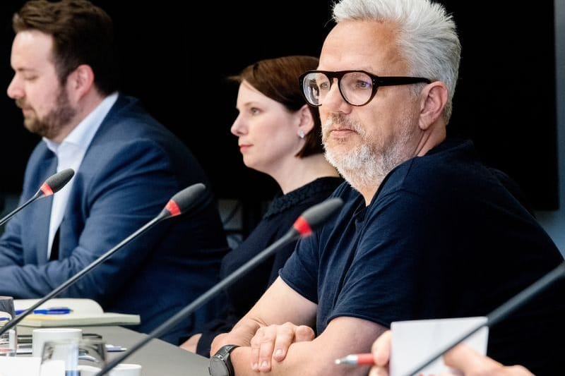 Florian Pfeffer (r-l), Landesvorstandssprecher von Bündnis 90/Die Grünen, Julia Tiedemann, Landesvorsitzende der Bürger in Wut (BiW) in Bremen, und Claas Bansemer, Generalsekretär der FDP in Bremen, sitzen während der Landespressekonferenz nach der Bürgerschaftswahl in Bremen im Rathaus.